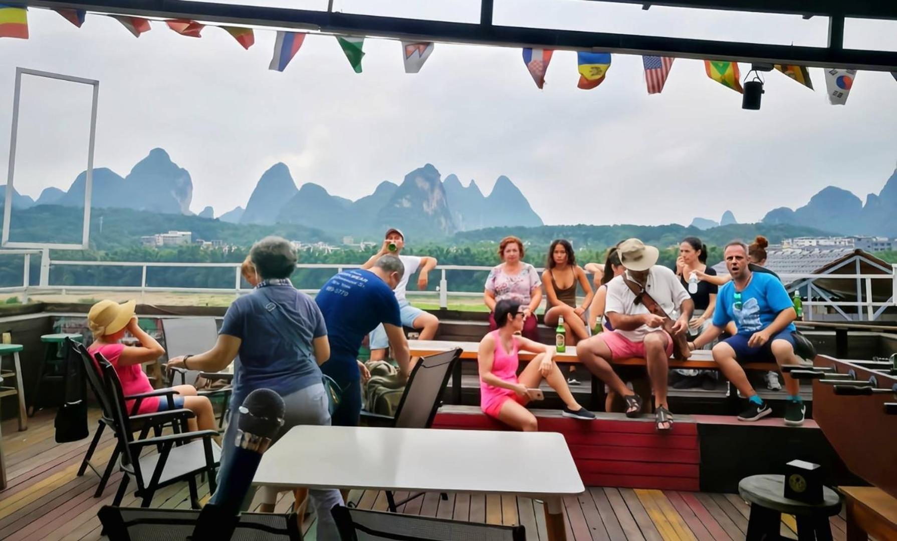 Showbiz Hostel Yangshuo Exteriör bild